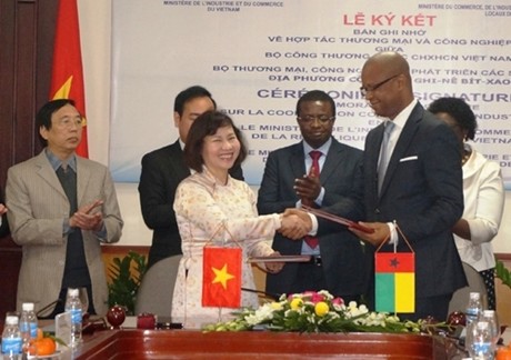 Vietnam y Guinea Bisáu fomentan cooperación comercio e industrial